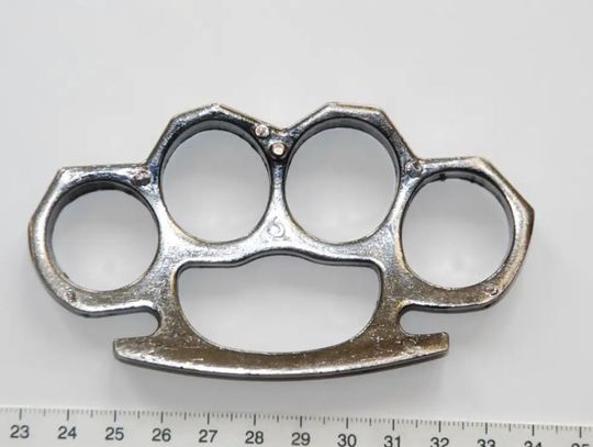 Szajka nastolatków napadła ludzi na ulicy. Grożąc kastetem wymusili pieniądze od 15 i 19-latka