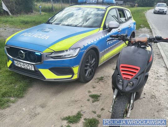 Szalał skuterem na jednym kole, a potem błagał policjantów, żeby mu odpuścili. Na miejsce przyjechała matka