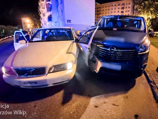 Szaleńcza ucieczka 25-latka. Kierowca volvo uszkodził sześć samochodów i radiowóz policji