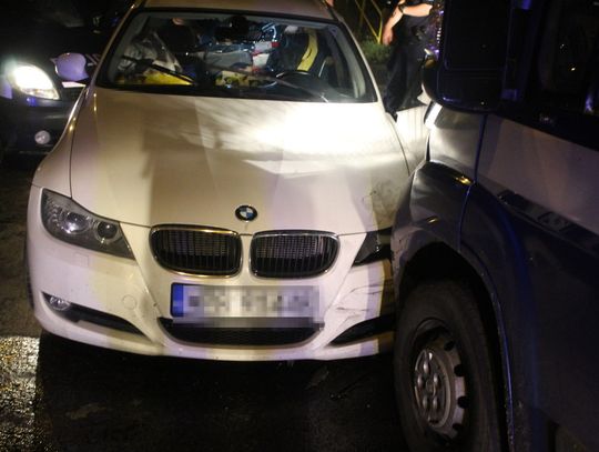 Szaleńcza ucieczka BMW. Uszkodził 2 radiowozy, 4 policjantów odniosło obrażenia [ZDJĘCIA]