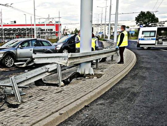 Szaleńcza ucieczka dilerów narkotykowych zakończona mocnym dzwonem. W aucie dużo towaru i pieniędzy