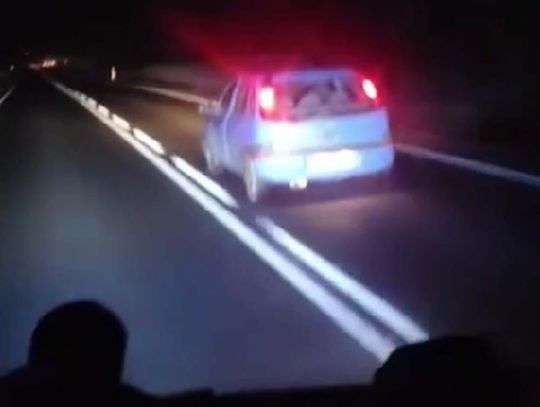 Szaleńcza ucieczka kierowcy po narkotykach. Jego autem rzucało po całej drodze Szaleńcza ucieczka kierowcy po narkotykach. Jego autem rzucało po całej drodze