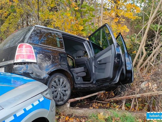 Szaleńcza ucieczka kierowcy opla. Policjanci musieli zepchnąć go radiowozem z drogi