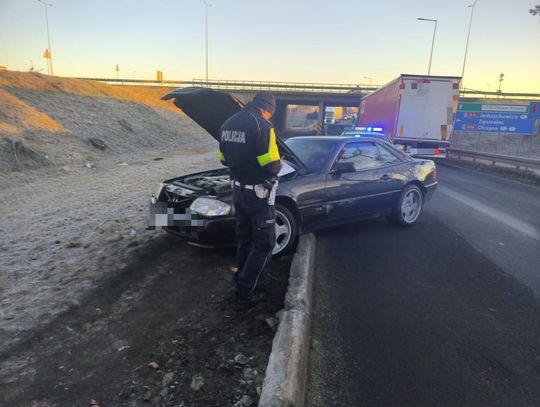 Szaleńcza ucieczka mercedesem przez trzy powiaty i zderzenie z radiowozem. 40-latek był po narkotykach
