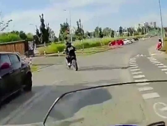 Szaleńcza ucieczka na motocyklu. Policjant przerwał pościg, żeby się nie pozabijali