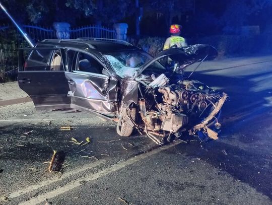 Szaleńcza ucieczka passatem przed policją. Jechał rondem pod prąd, chodnikiem, a potem staranował radiowóz