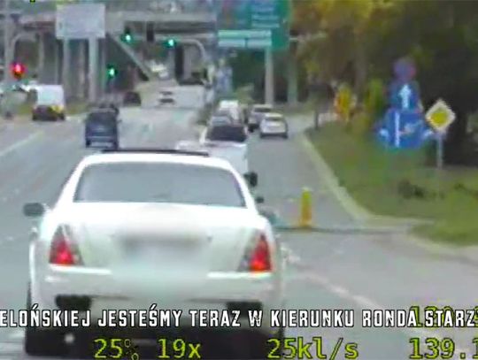 Szaleńcza ucieczka pijanego kierowcy maserati zakończona dzwonem i glebą. WIDEO