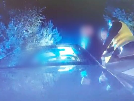 Szaleńcza ucieczka sportowym audi. Kierujący na zakazie, w aucie maczeta, siekiera i gaz [WIDEO]