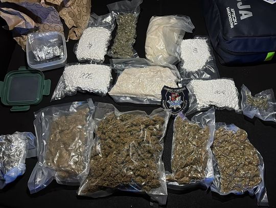 Szaleńczy pościg na śliskiej nawierzchni. 32-latek uciekał z arsenałem narkotyków