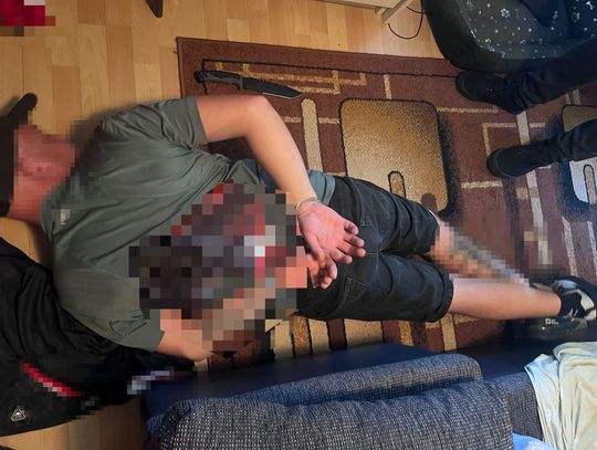 Szalik powodem brutalnego rozboju. Zaakowali dwóch nastolatków na dworcu