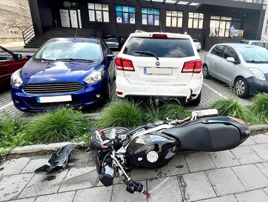 Szalona ucieczka motocyklisty po narkotykach. Pościg zakończył uderzeniem w zaparkowane auta