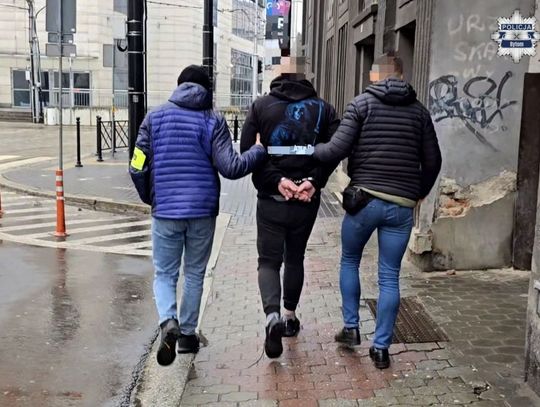 Szantażowali 30-latkę i żądali pieniędzy. Koniec piekła kobiety, jej znajomi usłyszeli zarzuty