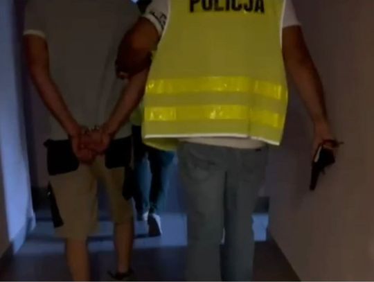 Szarpał partnerkę za włosy i bił ją pięściami oraz paskiem po całym ciele. W końcu wezwała policję