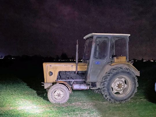 Szarża pijanego traktorzysty. Próbował rozjechać policjanta na polu