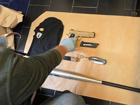 Szedł nocą przez miasto i wymachiwał kijem bejsbolowym. Policjanci znaleźli przy nim narkotyki