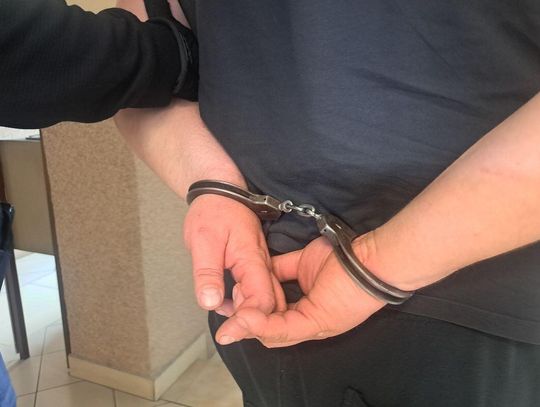 Mężczyzna zaatakowany na ulicy przez agresywną parę. Został pobity metalową rurką