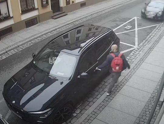 Szedł ulicą i łapał za klamki samochodów. W końcu trafił na otwartą beemkę. WIDEO