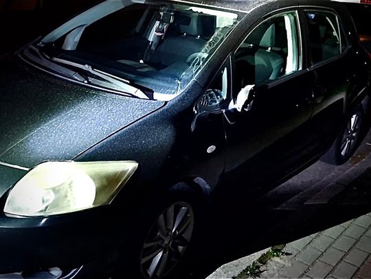 Szedł ulicą i niszczył samochody. "Musiałem rozładować się po kłótni z żoną"