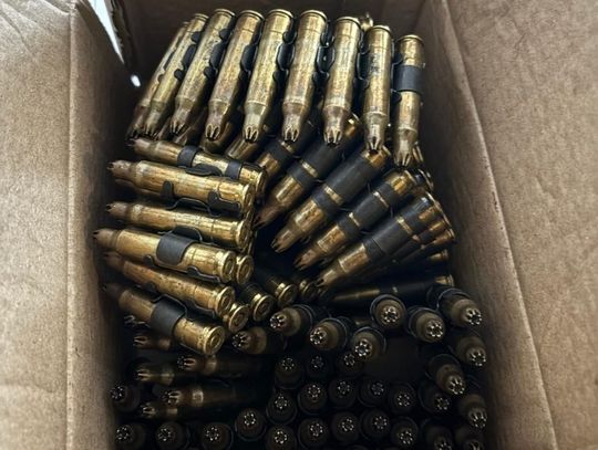 Szedł ulicą z narkotykami, na widok radiowozu przestał się kontrolować. W mieszkaniu miał pudło amunicji