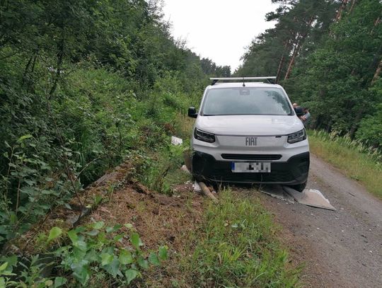 Szef myślał, że ukradli mu auto, a to sprawka pracownika. Porzucił służbowy wóz w lesie ze strachu
