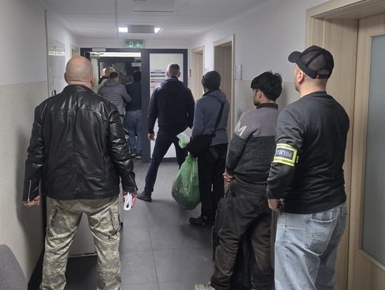 Sześciu mężczyzn upchanych w Passacie. Ukrainiec szmuglował przez Polskę nielegalnych imigrantów Sześciu mężczyzn upchanych w Passacie. Ukrainiec szmuglował przez Polskę nielegalnych imigrantów