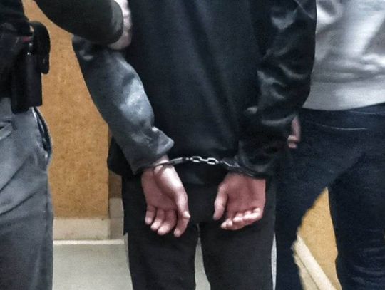 Sześciu młodych mężczyzn bez powodu pobiło 20-latka. Przytrzymywali go i kopali po całym ciele