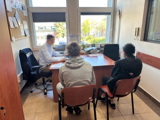 Sześciu nastolatków pobiło ojca na oczach syna. Wcześniej żądali koszulki klubowej od 14-latka