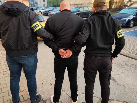 Sześciu pseudokibiców zatrzymanych po bijatyce na stadionie. Policjanci zabezpieczyli ich samochody