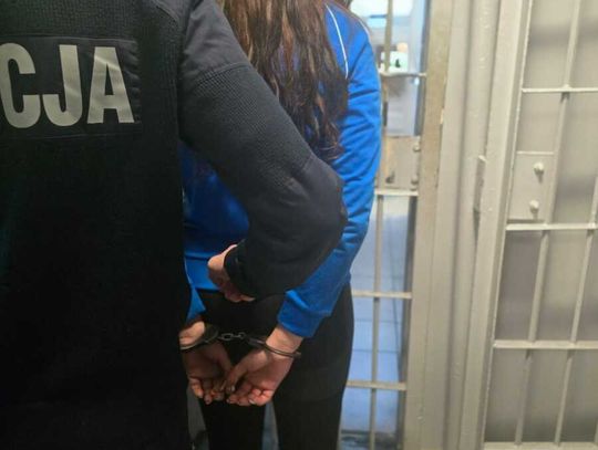 Szklana butelka i dwa zakazy prowadzenia. 22-latka najbliższe trzy miesiące spędzi w areszcie