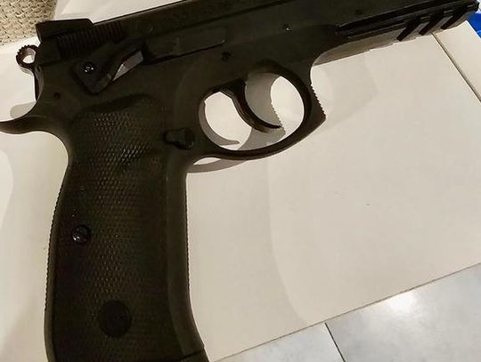 Szkoła ostrzelana z broni pneumatycznej. Policja zatrzymała dwóch 19-latków. Grozi im 5 lat więzienia