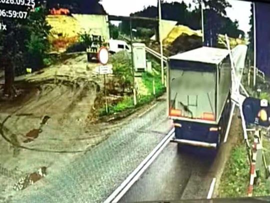 Szlaban oparł się o ciężarówkę na przejeździe. Kierowca tłumaczył, że nie zdawał sobie sprawy, jaka jest długa