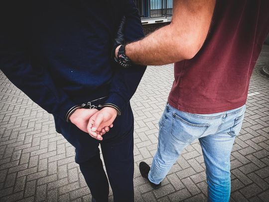 Szli przez miasto i napadali ludzi. Na widok policji próbowali wmieszać się w grupę młodzieży