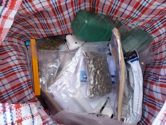 Szli przez miasto z kartonami i dużą torbą. W środku mieli ponad 7 kilogramów narkotyków