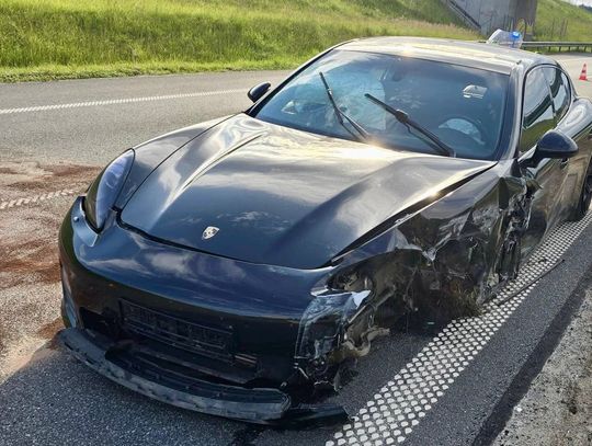 Szorował rozbitym autem po asfalcie przez 200 metrów. Koszmarny poranek kierowcy porsche [FOTO]