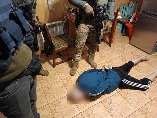 Szturm kontrterrorystów o świcie. Poszukiwany 38-latek zatrzymany w domu [WIDEO]