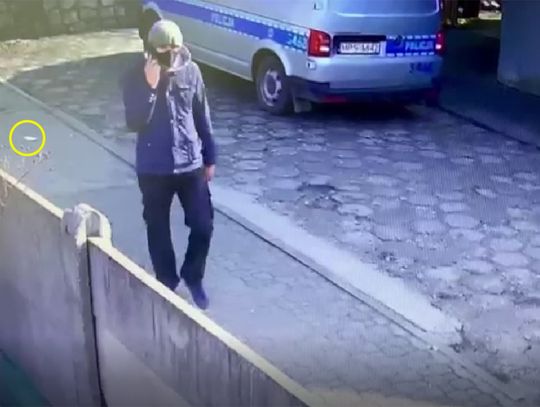 Szukają mężczyzny, który zgubił pieniądze na ulicy. Są do odebrania na komendzie. WIDEO