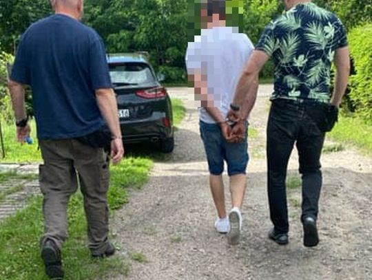 Szukali poszukiwanego listem gończym, znaleźli narkotyki. Mężczyzna zatrzymany przez kryminalnych