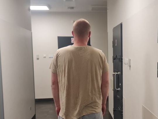 Tak bardzo chciał mieć butelkę wódki, że uderzył ochroniarza, który stanął mu na drodze. Teraz grozi u 10 lat