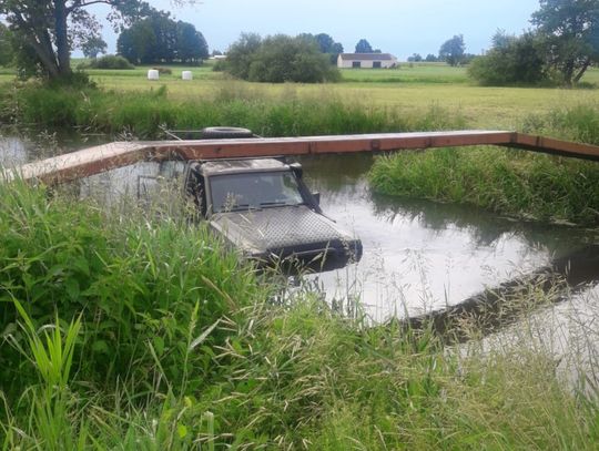 Tak kończy się jazda z 3 promilami. Nissan Patrol w rzece, kierowca stanie przed sądem