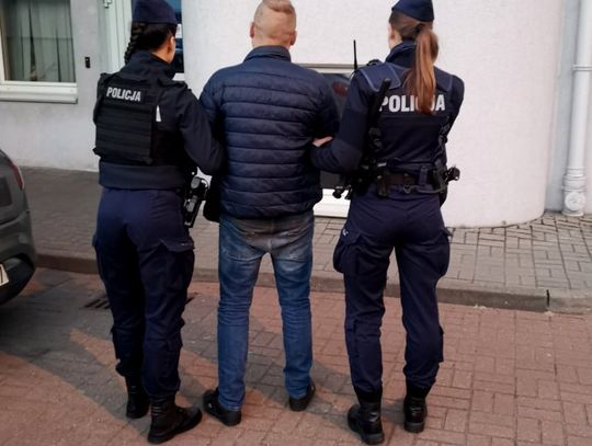 Tak się naćpał, że nie umiał chodzić. Policjantki znalazły przy nim worek z kryształkami