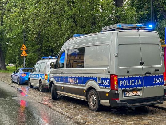 Tak się skupił na driftowaniu, że nie zauważył policji. Jest biedniejszy o 1500 i oddał prawko Tak się skupił na driftowaniu, że nie zauważył policji. Jest biedniejszy o 1500 i oddał prawko