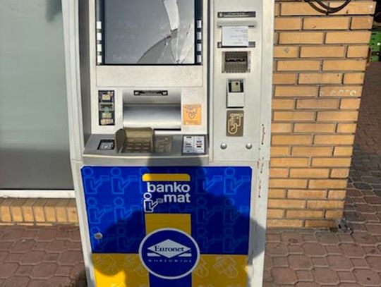 Tak wkurzył się przy bankomacie, że zaczął uderzać w niego pięścią. Uszkodził urządzenie i rozciął sobie rękę