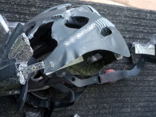 Tak wygląda kask 11-letniego rowerzysty po zderzeniu z ciężarówką. Prawdopodobnie uratował mu życie