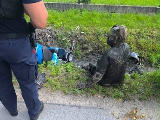 Pijany motorowerzysta wpadł do rowu z błotem. Tak wyglądał, gdy wyciągnęli go strażacy