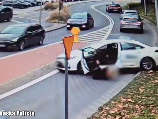 Taksówka sama ruszyła na ruchliwą ulicę. Kobieta nie zdołała jej zatrzymać