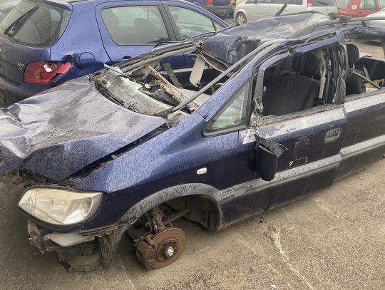 Taksówka zniknęła z parkingu. Policja znalazła ją na złomowisku w kawałkach