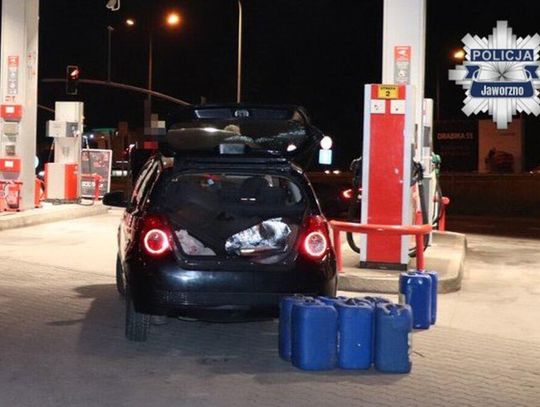 Tankował do zbiorników na fotelu pasażera. Wpadł ze skradzionymi tablicami i marihuaną