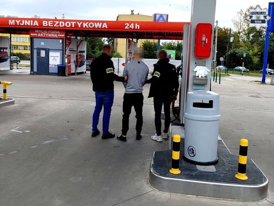 Tankowali i odjeżdżali bez płacenia. Na samochodach kradzione tablice. Zatrzymano dwóch mężczyzn i kobietę