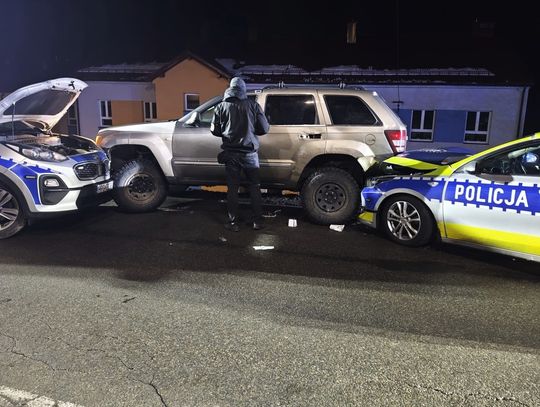 Taranował radiowozy, by uniknąć kary. Szalony pościg za Jeepem zakończony kolizją z policjantami