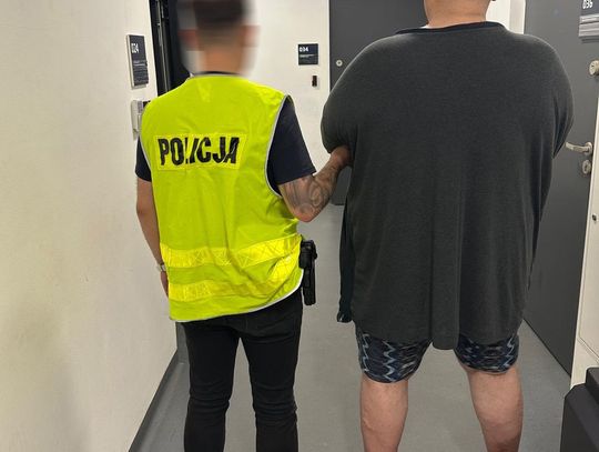 Telefoniczny donos pogrążył dilera. Policjanci udali się do jego mieszkania i znaleźli narkotyki